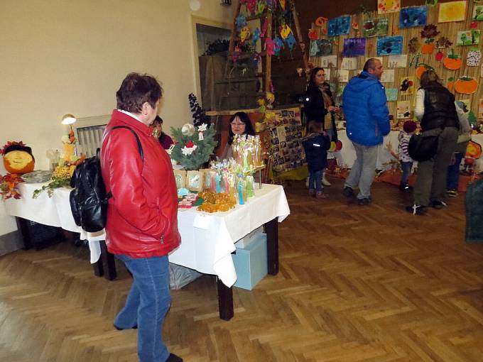 Tradiční podzimní výstavu uspořádal Spolek zahrádkářů Starojicka společně s místní organizací Českého svazu včelařů ve Starém Jičíně a s místními mateřskými školami.