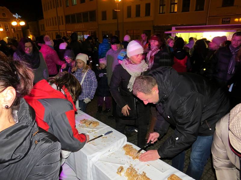 Nebeskou návštěvu hostilo o druhé adventní neděli Slezské náměstí v Bílovci. 