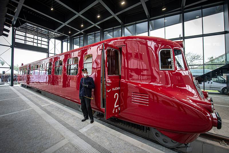 Slovenská strela v novém proskleném depozitáři u nového Muzea nákladních automobilů Tatra. Ilustrační foto.