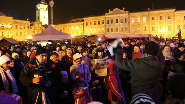 Akce Česko zpívá koledy na Masarykově náměstí v Novém Jičíně.