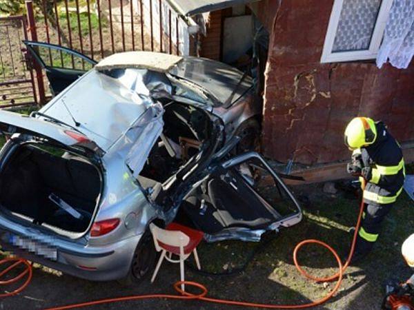 Dvě jednotky hasičů zasahovaly v úterý krátce po poledni v Sedlnici u nehody osobního automobilu Alfa Romeo 147, který narazil do zdi rodinného domku.