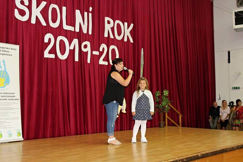 Zvonečkový rituál absolvovali v pondělí 2. září noví prvňáčci Základní školy Suchdol nad Odrou.