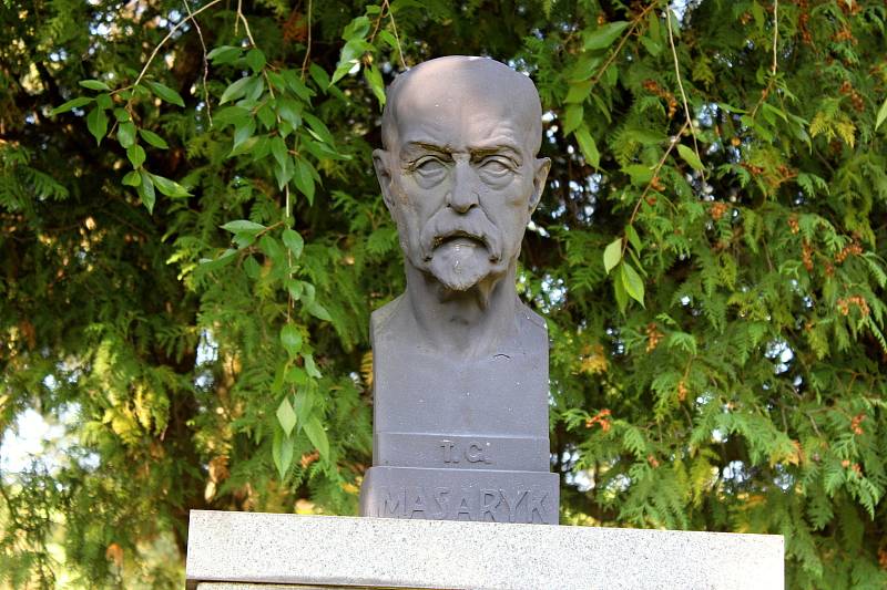 Pamětní desku věnovanou T. G. Masarykovi pověsili v Tiché na budovu školy opět po devadesáti letech.