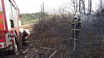 Hašení požáru pole a lesa u Fulneku. 