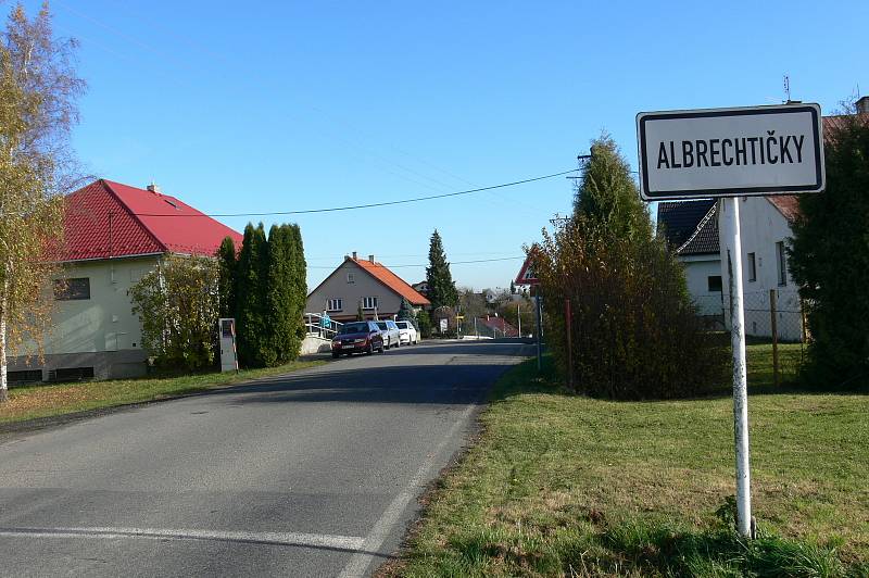 V Albrechtičkách je možné vychutnat si kouzlo uliček i krásy přírody v okolí rybníků.