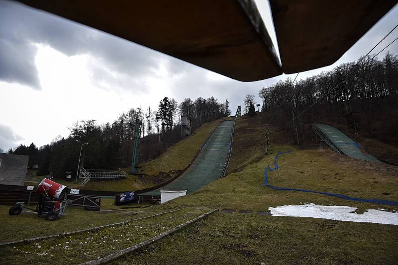 Areál skokanských můstků Jiřího Rašky na Horečkách ve Frenštátě pod Radhoštěm, březen 2018. Ilustrační foto.