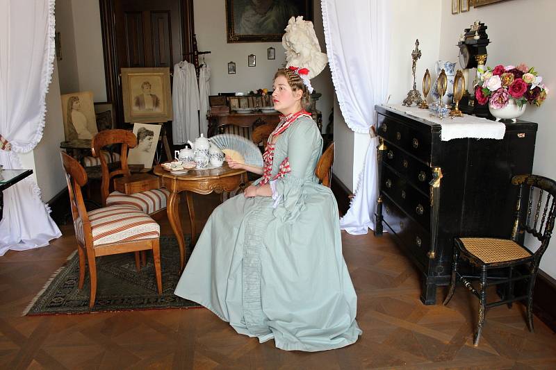 Oblékání hraběnky Walburgy v neděli 15. května 2022 na zámku v Kuníně.