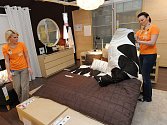 Pracovnice obchodního domu připravují jednu z postelí, která v pátek 19. března v noci bude mít nájemníky.