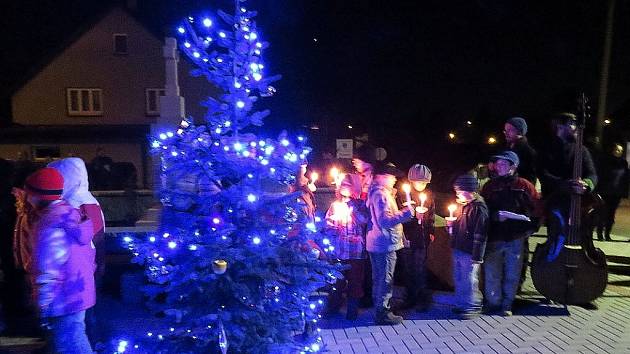 Vlastní vánoční strom si zasadili v centru Albrechtiček. Slavnostně jej letos poprvé rozsvítili v sobotu 1. prosince.