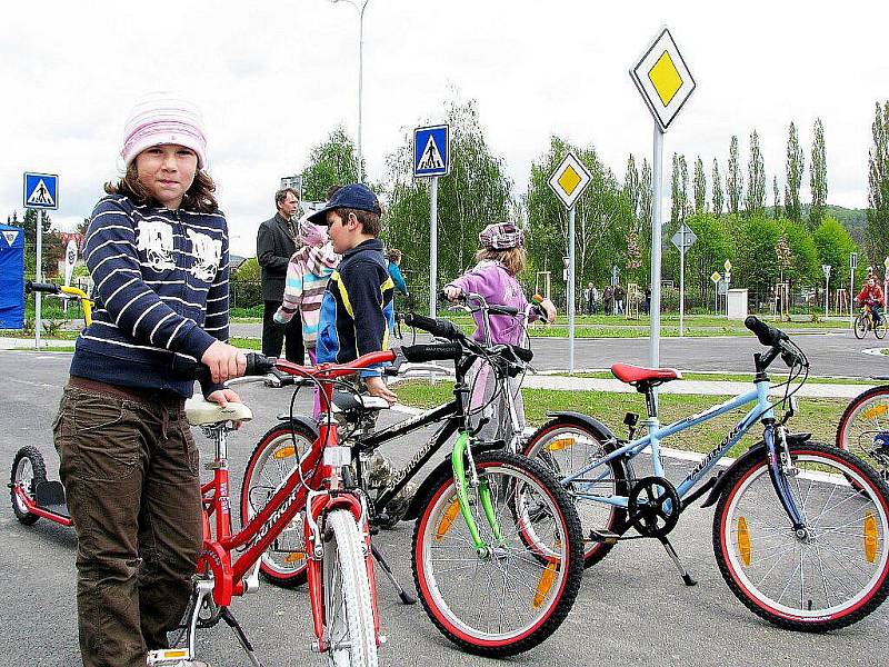 Nové dopravní hřiště otevřeli v pátek 7. května v Odrách.