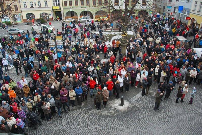 S úderem nedělní patnácté hodiny začala na frenštátském náměstí ekumenická bohoslužba za oběti výbuchu panelového domu v ulici 6. května.