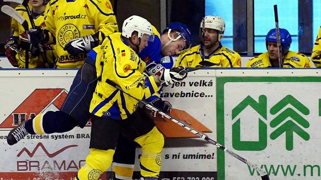 Hokejisté Studénky odvrátili na ledě Krnova (ve světlejším) konec sezony a po vítězství 9:2 se o osudu čtvrtfinálové série rozhodne ve středu ve Studénce.