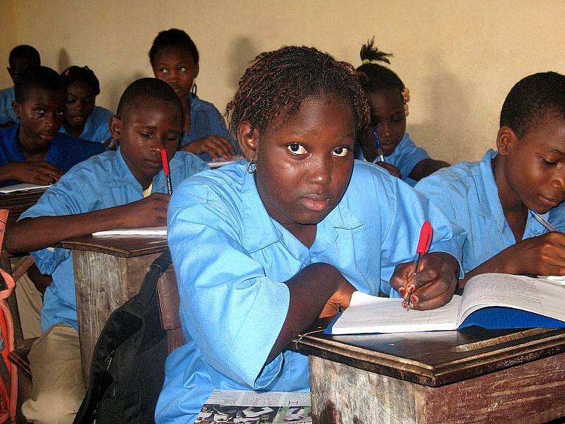 První zářijový den vnímá většina dětí u nás jako začátek školy. Rosaline Bongongo z africké Guineje ale může do školy jen díky školákům z Frenštátu pod Radhoštěm.