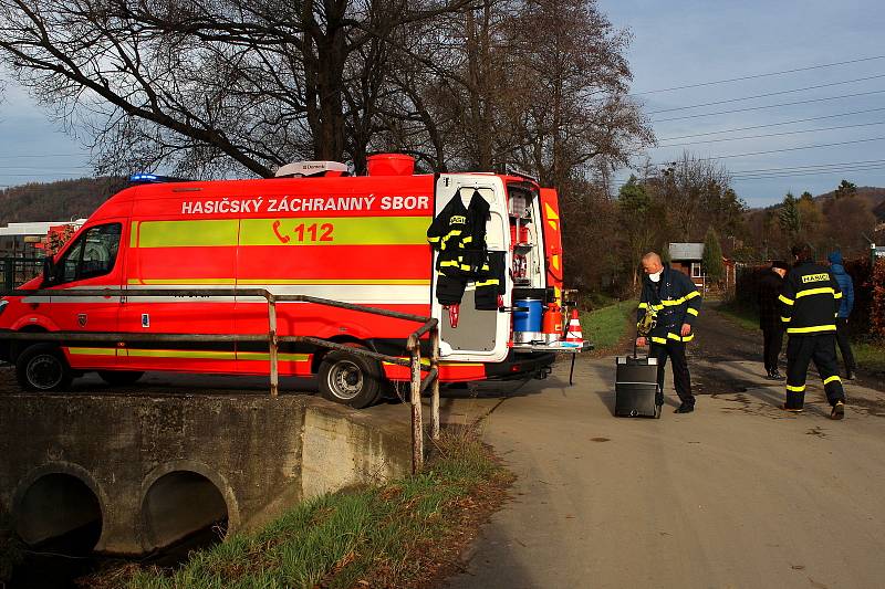 Neznámá látka unikla v sobotu z areálu na Skřivánčí ulici v Odrách do řeky Odry.