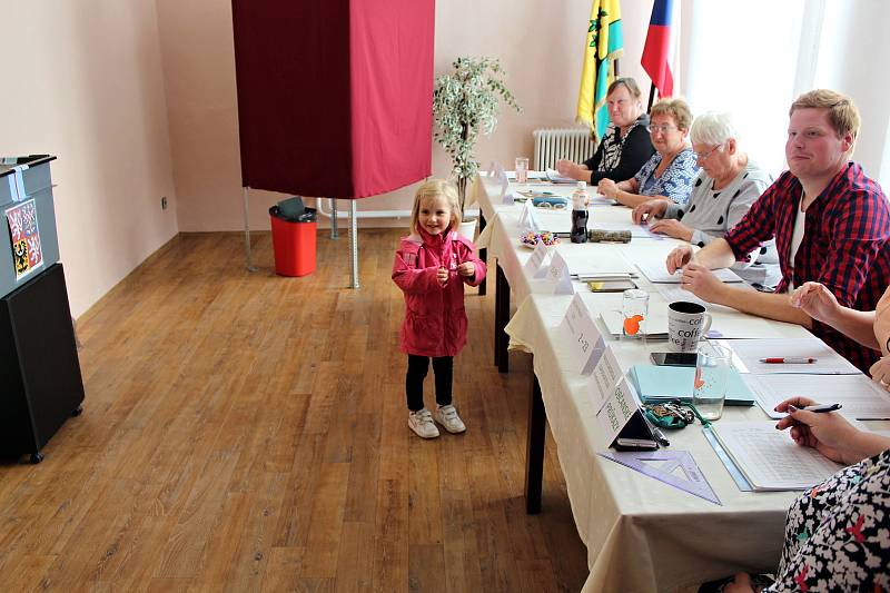 V Bílově letos měli na výběr - volili ze dvou kandidátek. V minulých volbách měli jen jednu.