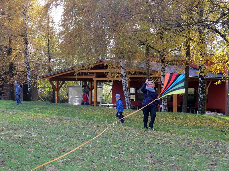 Pouštění draků nad výletištěm Hájek v Jičině, místní části Starého Jičína.