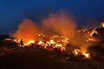 K rozsáhlému požáru stohu vyjížděli v pondělí v podvečer hasiči do Fulneku-Děrného.