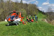 Ke zraněné byl lékař vysazen z vrtulníku pomocí navijáku, ten poté provedl ve spolupráci se záchranáři pozemní posádky vyšetření a ošetření dolní končetiny pacientky v rámci přednemocniční neodkladné péče.
