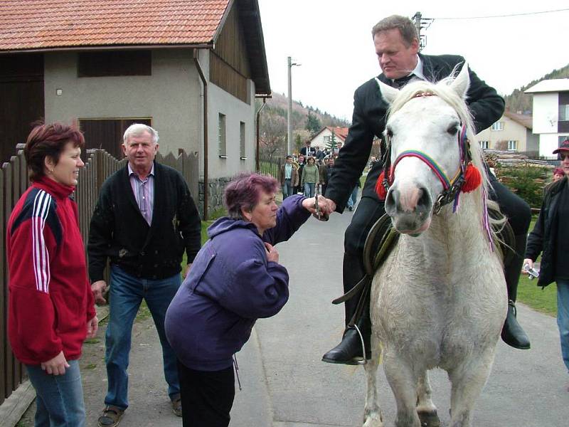 Kristus vstal z mrtvých, zvěstují jezdci a lidé přijímají radostnou zprávu polibkem na kříž.