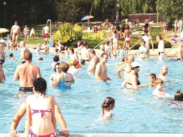 Pro Aquapark ve Frenštátě pod Radhoštěm byl uplynulý víkend zatím nejsilnější, oba dva dny si tam přišlo užít vodní radovánky kolem dvou tisíc návštěvníků.