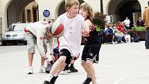 Streetball 2008 přilákal na náměstí v Novém Jičíně nespočet nadšenců všech věkových kategorií.