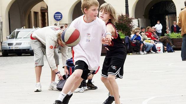 Streetball 2008 přilákal na náměstí v Novém Jičíně nespočet nadšenců všech věkových kategorií.