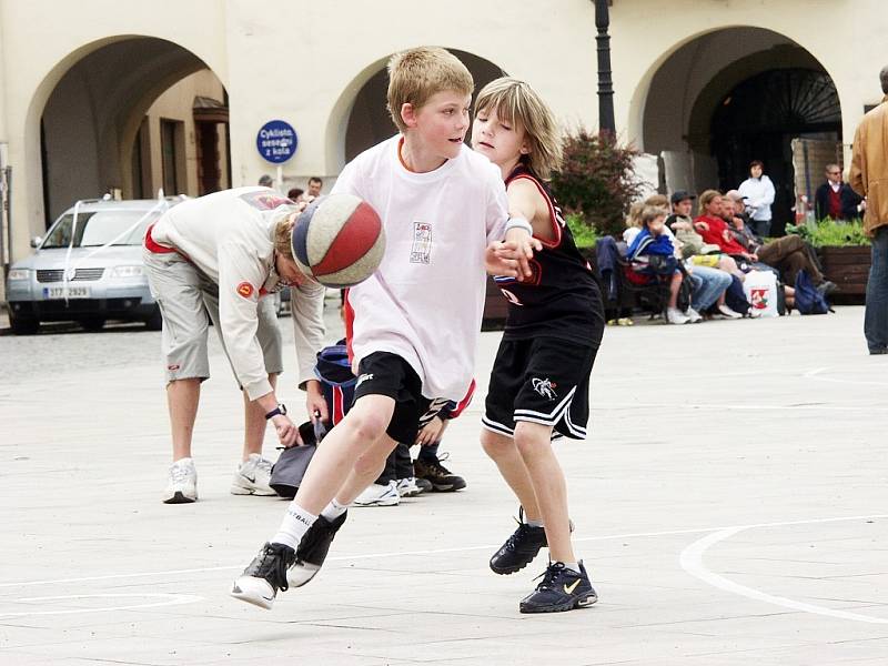 Streetball 2008 přilákal na náměstí v Novém Jičíně nespočet nadšenců všech věkových kategorií.