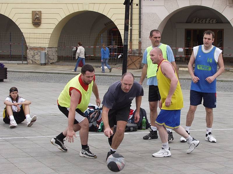 Streetball 2008 přilákal na náměstí v Novém Jičíně nespočet nadšenců všech věkových kategorií.