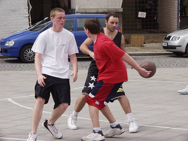 Streetball 2008 přilákal na náměstí v Novém Jičíně nespočet nadšenců všech věkových kategorií.