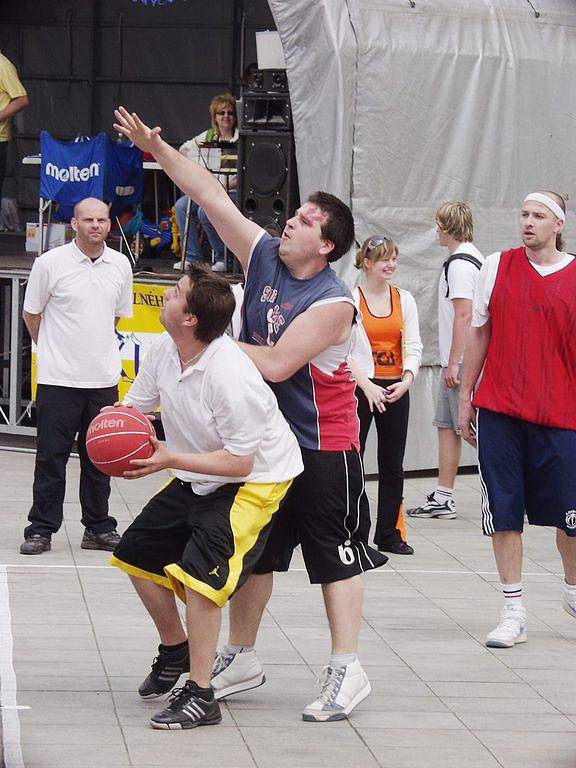 Streetball 2008 přilákal na náměstí v Novém Jičíně nespočet nadšenců všech věkových kategorií.