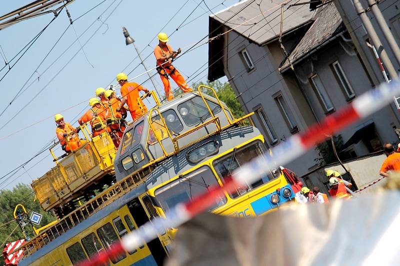 Odstraňování škod ve Studénce po srážce pendolina s náklaďákem.