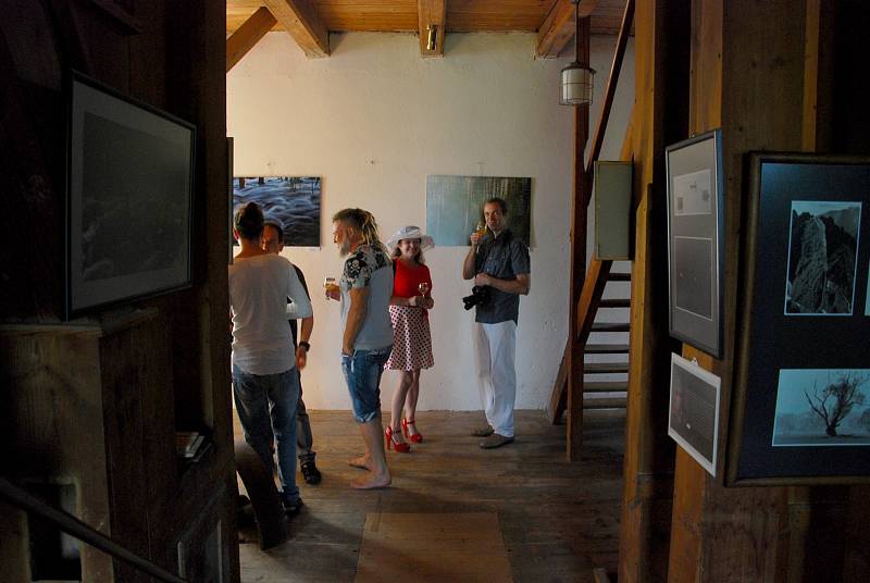 Malebné kulisy Bartošovického mlýna se staly výstavními prostory pestrých snímků Fotoklubu Příbor.