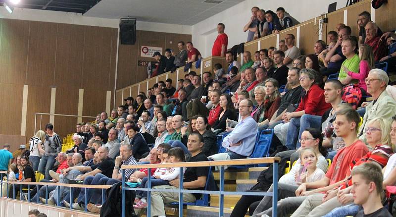 Novojičínští basketbalisté (v bílém) prohráli v posledním domácím utkání play-out s akademií pražské Sparty 71:91 (23:34, 40:60, 53:78).