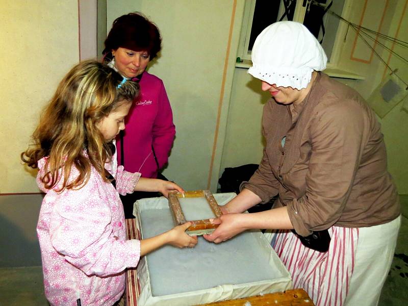 Mezinárodní den památek a sídel uctili v sobotu 20. dubna odpoledne a hlavně večer v Příboře. Netradičním způsobem tam představili památky města.