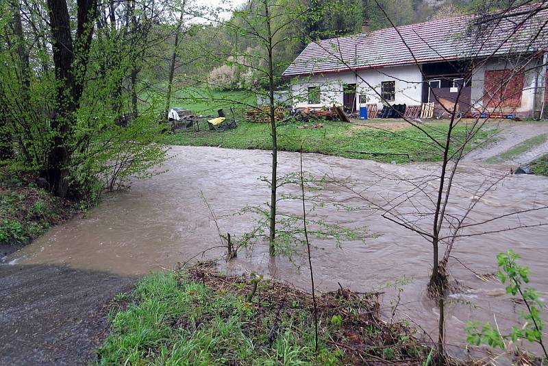 Hladina Jičínky na Novojičínsku se zvedla do úrovně II. pohotovostního stupně už v 8 hodin ráno a byla na něm až do poledne. V Žilně, místní části Nového Jičína, městská policie zvedla a uzavřela most, v Mořkově hasiči zasahovali u výtoku z kanálu.