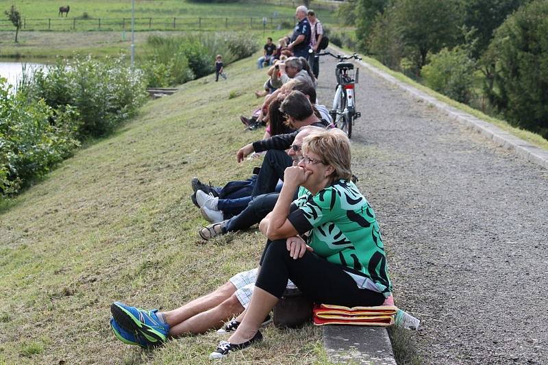 Kacabaja v Hodslavicích ožila v sobotu 30. srpna recesistickými Vodohrátkami. Regulérně první ročník se opravdu vyvedl a na nádrž přivedl na dvě stovky lidí.