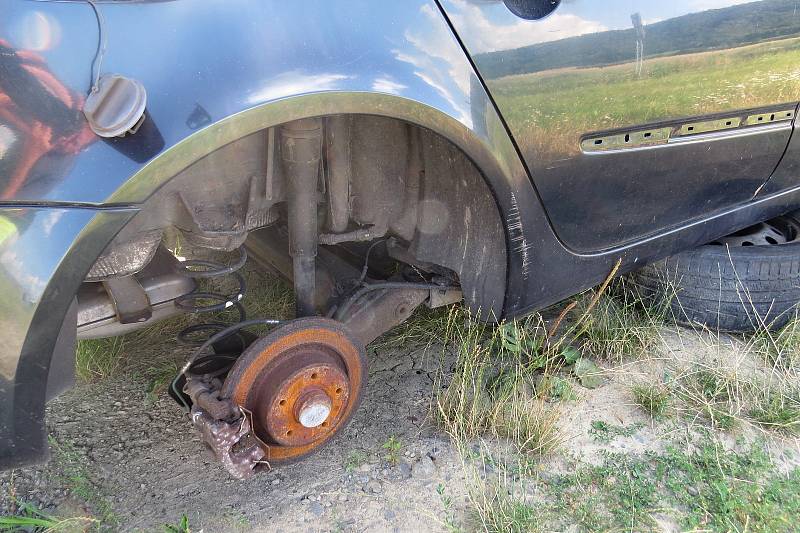 Z Renaultu Laguna odstaveného nedaleko dálnice v Mankovicích se stal časem vrak.