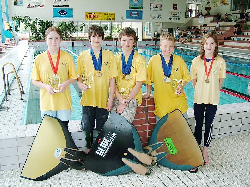 Mistroství České republiky v plavání s ploutvemi starších a mladších žáků z Klubu vodních sportů Laguna Nový Jičín. Zleva Vendula Figarová, Martin Mazáč, Petr Španihel, Jakub Jarolím a Tereza Kolářová.