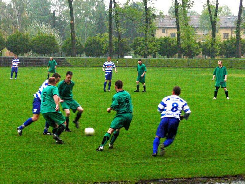 Spíše se silným deštěm a podmáčeným terénem bojovala v zápase IV. třídy skupiny A v kopané mužstva Fotbalu Studénky a Sokola Hostašovice.