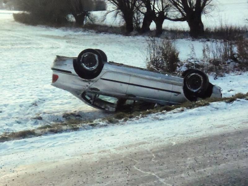 Mladá řidička převrátila v pátek v Bernarticích nad Odrou BMW na střechu.