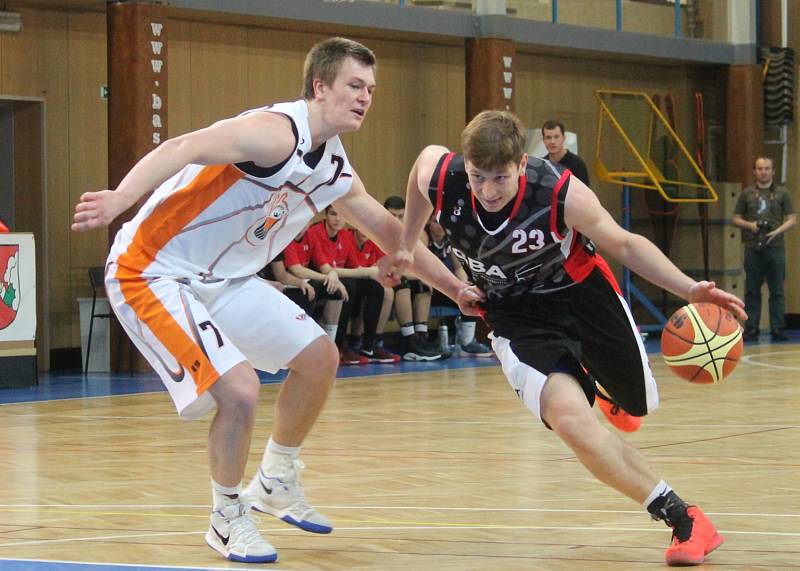 Novojičínští basketbalisté (v bílém) prohráli v posledním domácím utkání play-out s akademií pražské Sparty 71:91 (23:34, 40:60, 53:78).