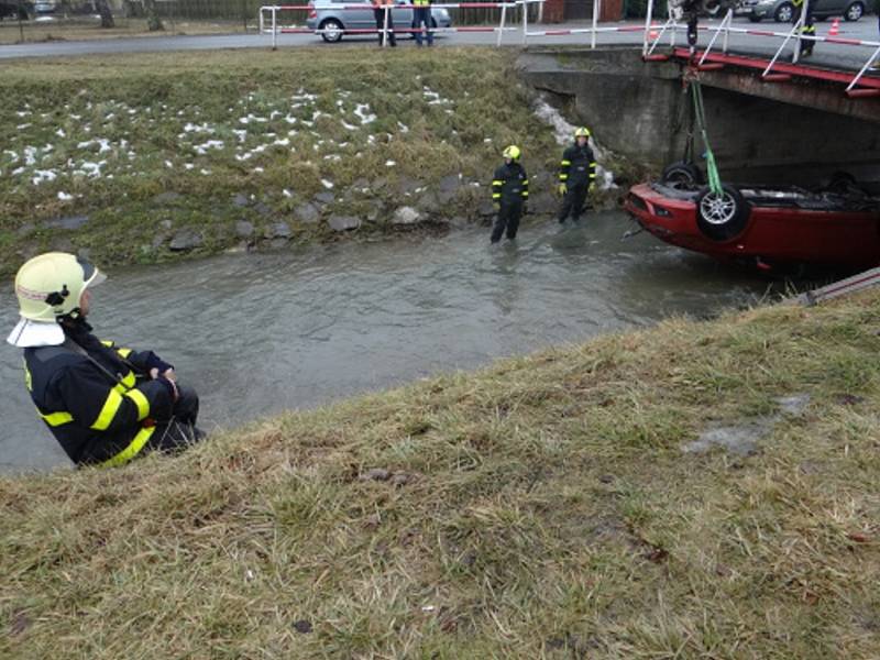 Zásah hasičů u dopravní nehody ve Velkých Albrechticích. 