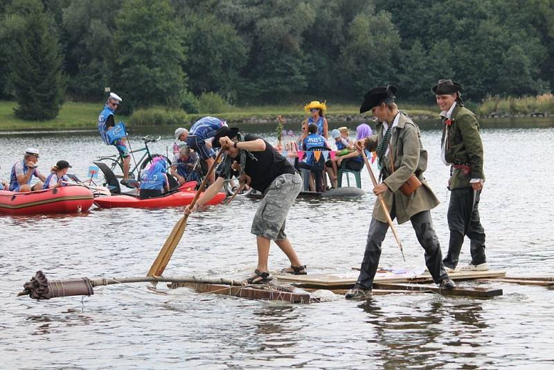 Na Kacabaju se v sobotu 31. srpna vrátily recesistické závody netradičních plavidel na živý pohon.