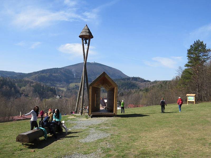 Naučná stezka Beskydské nebe, která protíná areál na Horečkách ve Frenštátě pod Radhoštěm, zahájila v sobotu 2. dubna novou návštěvnickou sezonu.