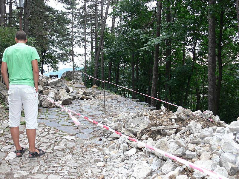 Štramberská Trúba přišla 17. července o část svých hradeb. Ty se vlivem stáří, stavebních chyb a nejspíše i počasí samovolně zřítily.