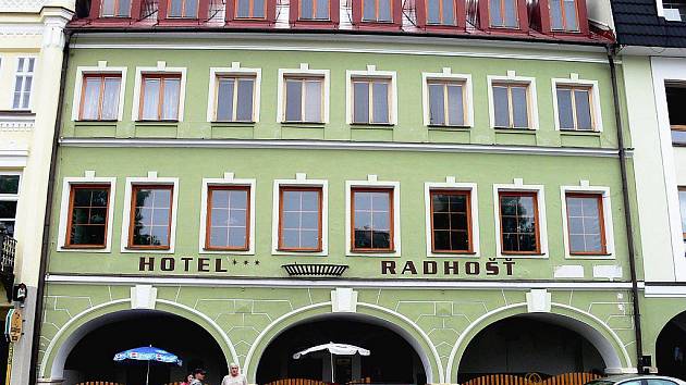 HOTEL RADHOŠŤ ve Frenštátě pod Radhoštěm stojí při vjezdu na náměstí Míru.