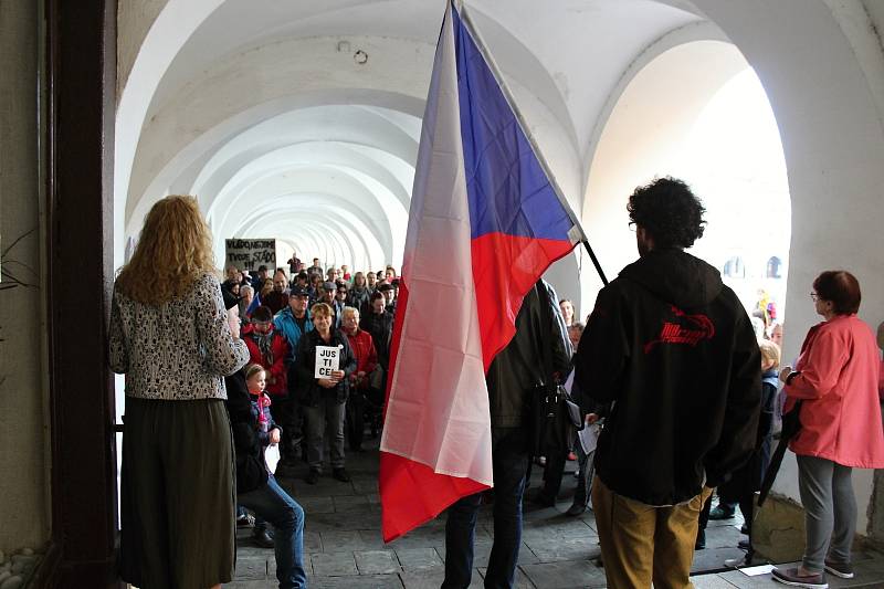 Demonstrace za nezávislou justici a proti vládě v Novém Jičíně, 28. května 2019.