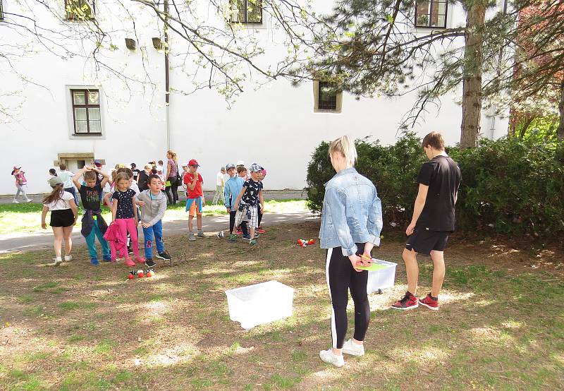 Stovky dětí zavítaly v pátek 26. dubna na Masarykovo náměstí a do parku k Žerotínskému zámku v Novém Jičíně k oslavám Dne Země.