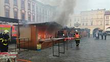 Zásah hasičů u požáru celodřevěného stánku na Masarykově náměstí v centru Nového Jičína.