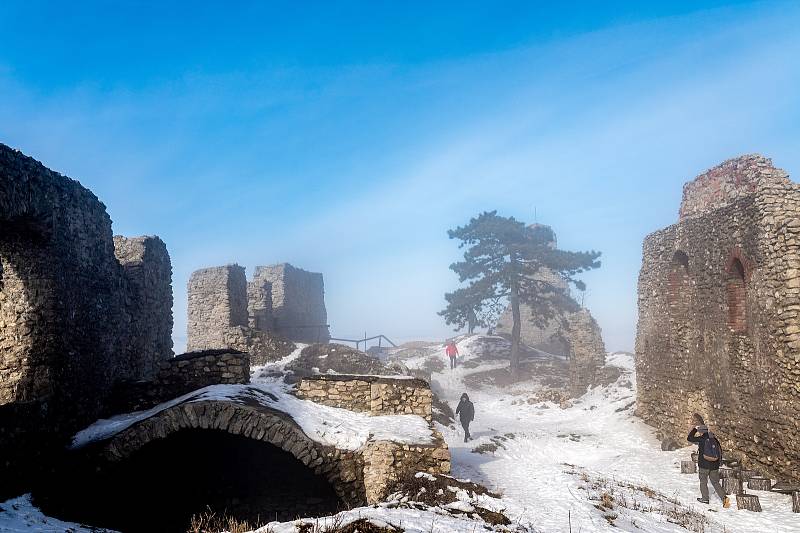 Lidé využili pěkného počasí k návštěvě zříceniny hradu Starý Jičín. 20. února 2021.